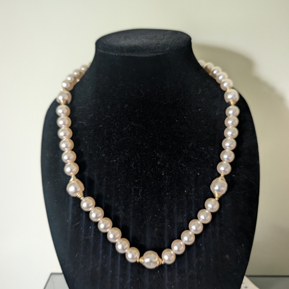 Vintage Faux Pearl Necklace - Picture 14 of 16